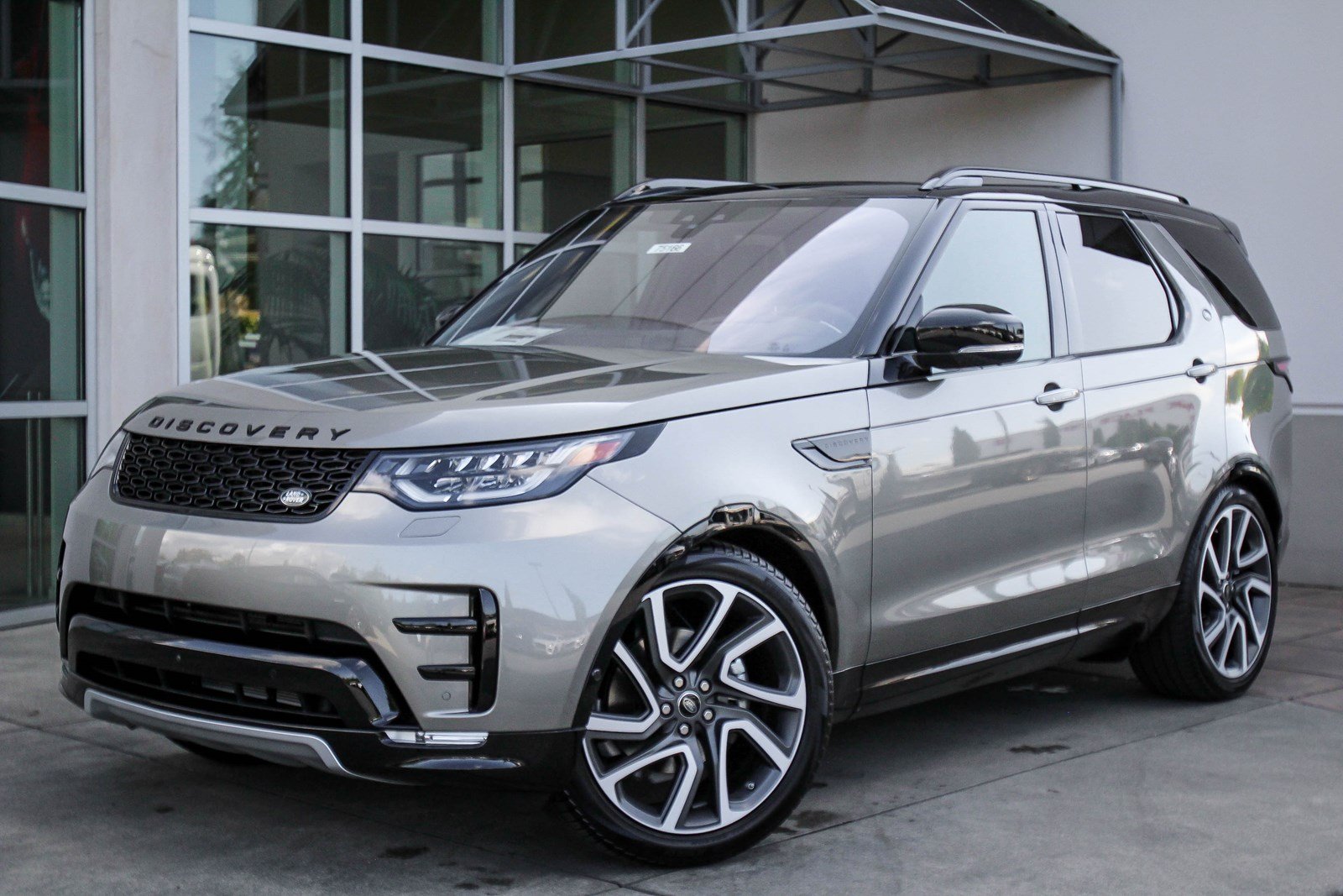 New 2020 Land Rover Discovery HSE Luxury Sport Utility in Bellevue 