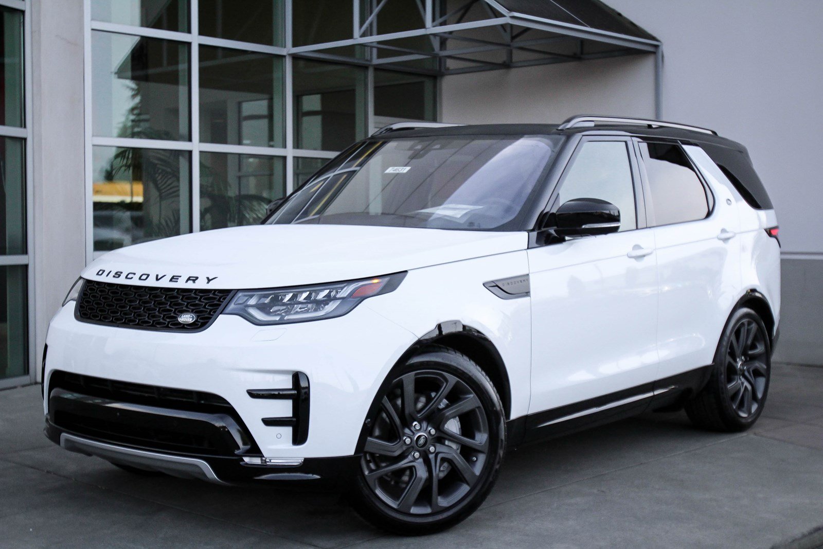 New 2019 Land Rover Discovery HSE Luxury Sport Utility in