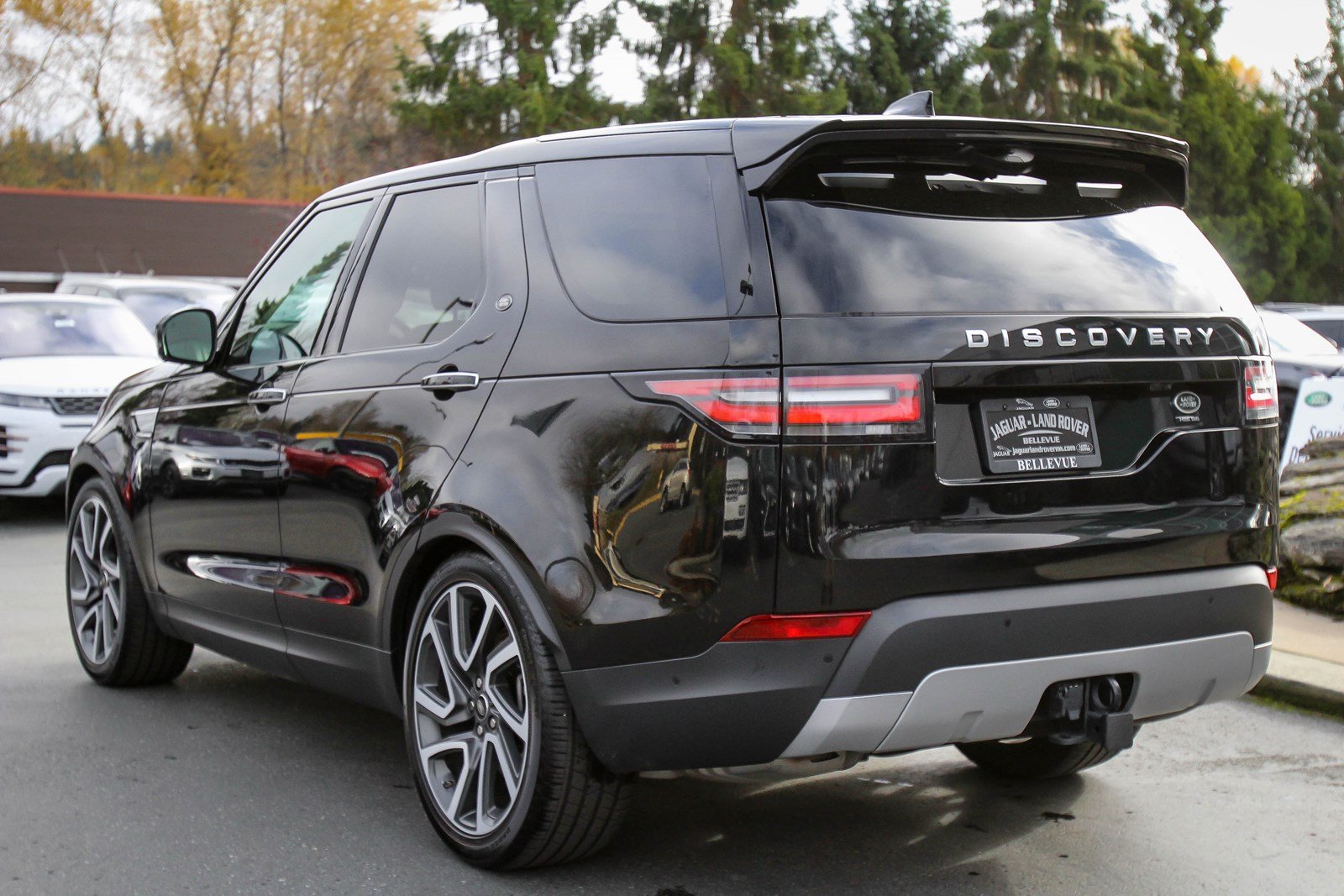 New 2018 Land Rover Discovery HSE Luxury Sport Utility in